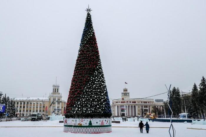 The gigantic tree installed in the industrial Siberian city of Kemerovo has earned online and media ridicule as a symbol of corruption, though authorities defended the high-tech purchase which cost some $280,000