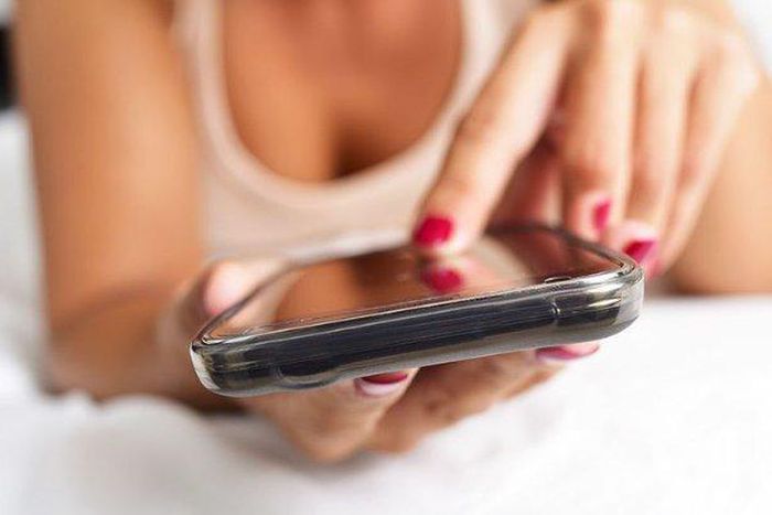 Woman texted late father every day, she got a response 4 years later