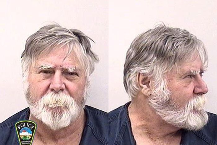 Armed robber robs a bank, spreads the cash to passersby while shouting “Merry Christmas”