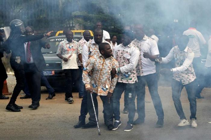GPS members clashed with police outside party headquarters on Monday