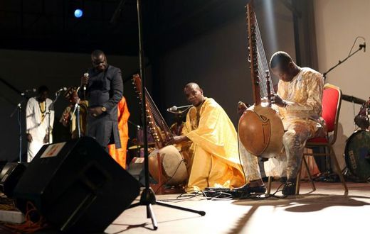 Malian kora players with an instrument similar the one played by Sissoko