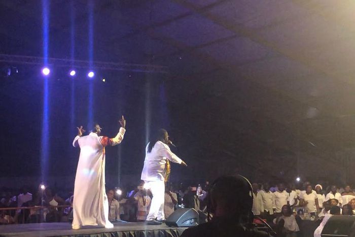 Okyeame Kwame drags Obuor to stage to kill ‘Killing The Game’ in epic reunion (WATCH)