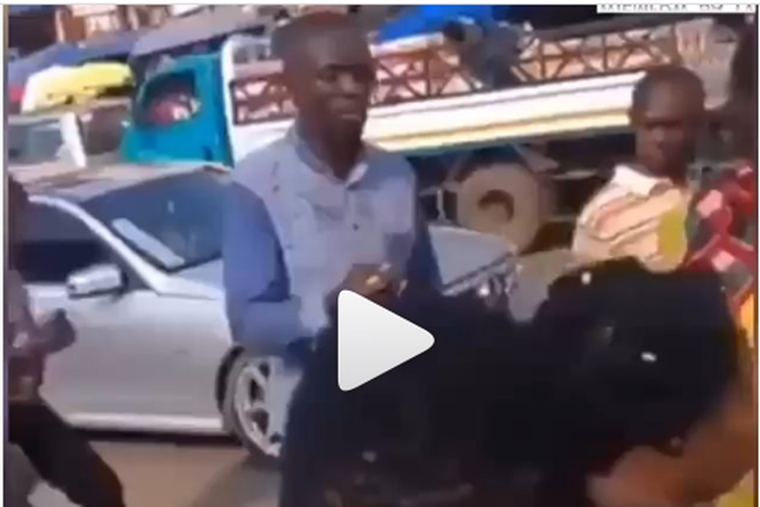 Man gets beaten for using eggs to curse ‘stealers’ of his phone and money at Kwame Nkrumah Circle (video)