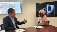 MD of Samsung Eugene Nahm (left) interracting with KiDi after signing the brand ambassadorial deal