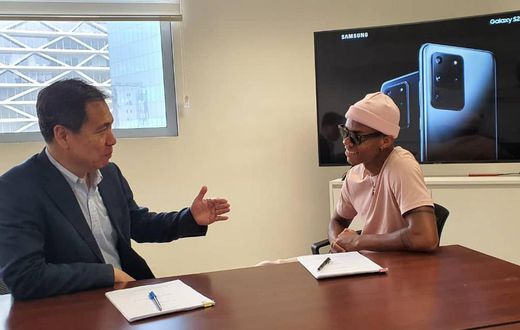 MD of Samsung Eugene Nahm (left) interracting with KiDi after signing the brand ambassadorial deal