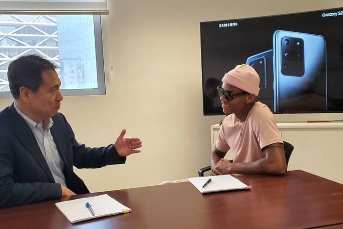 MD of Samsung Eugene Nahm (left) interracting with KiDi after signing the brand ambassadorial deal