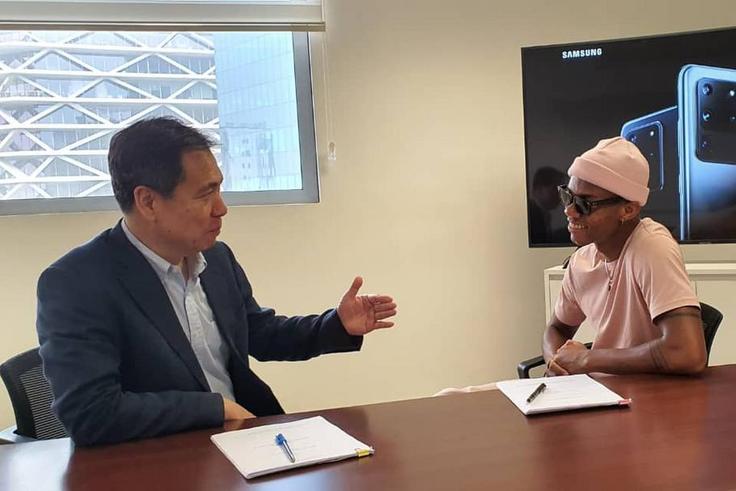 MD of Samsung Eugene Nahm (left) interracting with KiDi after signing the brand ambassadorial deal
