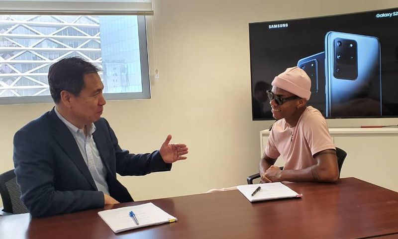 MD of Samsung Eugene Nahm (left) interracting with KiDi after signing the brand ambassadorial deal