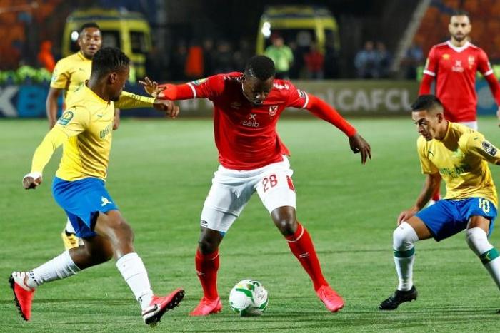 Junior Ajayi (C) of Al Ahly tries to get past Motjeka Madisha (L) and  Gaston Sirino of Mamelodi Sundowns in Cairo Saturday
