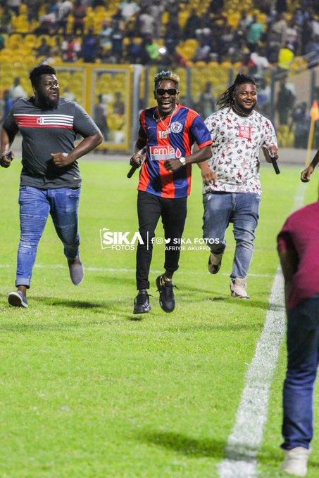 Shatta Wale thrilled fans with his performance at half-time (Credit: Sika Fotos)