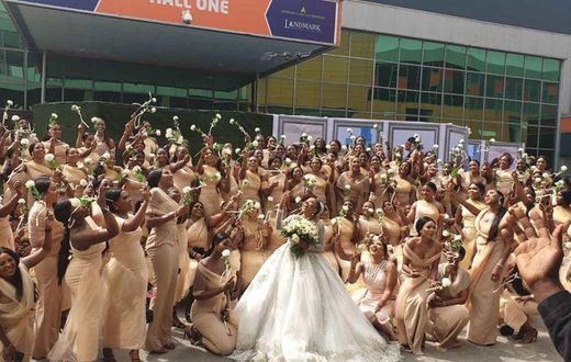Woman weds with over 200 bridesmaids (photo)