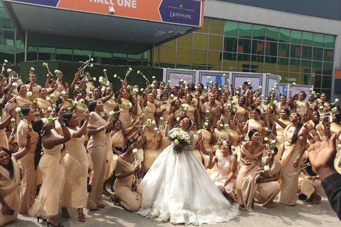 Woman weds with over 200 bridesmaids (photo)