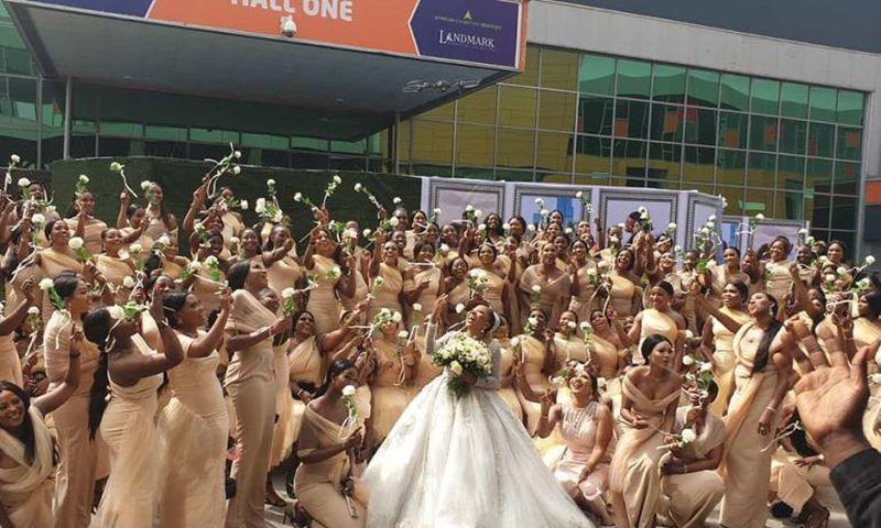 Woman weds with over 200 bridesmaids (photo)
