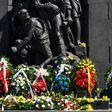 Zygmunt Stepinski, head of the Polin Museum of the History of Polish Jews, lays a wreath to mark the 77th anniversary of the doomed rebellion by Jewish partisans against Nazi Germany, in front of the Warsaw Ghetto Uprising memorial anniversary