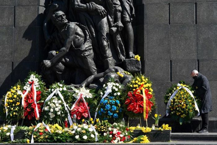 Zygmunt Stepinski, head of the Polin Museum of the History of Polish Jews, lays a wreath to mark the 77th anniversary of the doomed rebellion by Jewish partisans against Nazi Germany, in front of the Warsaw Ghetto Uprising memorial anniversary