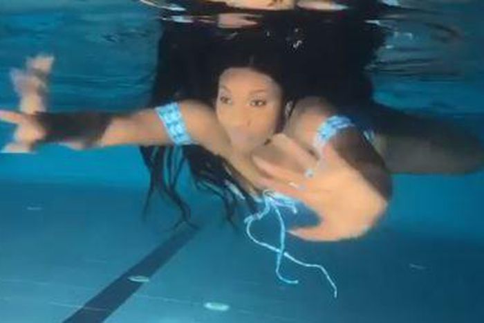 Wendy Shay shows swimming skills