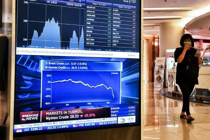 The collapse in oil  prices could have far-reaching consequences, observers warn, from battering revenues in energy-dependent countries, to triggering the cancellation of oil exploration projects and even sparking global deflation