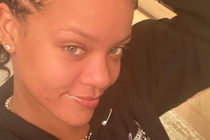 Rihanna Just Posted A No-Makeup Selfie With Pimple
