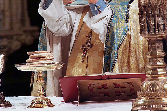 James Morton, Dean Who Invigorated a Creaky Cathedral, Dies at 89