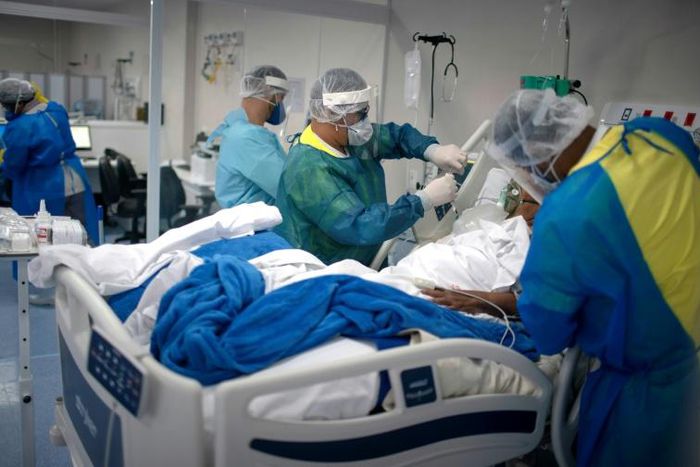 Health professionals check a patient infected with COVID-19 at the Intensive Care Unit (ICU) of the Doctor Ernesto Che Guevara Public Hospital in Marica, Rio de Janeiro state, Brazil, on June 6, 2020