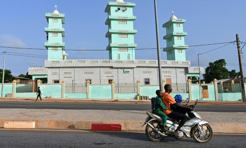 Ferkessedougou sits at a major crossroad with direct routes to border crossings into Mali and Burkina Faso