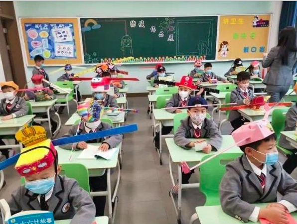 Pupils wear social distancing headgears to class