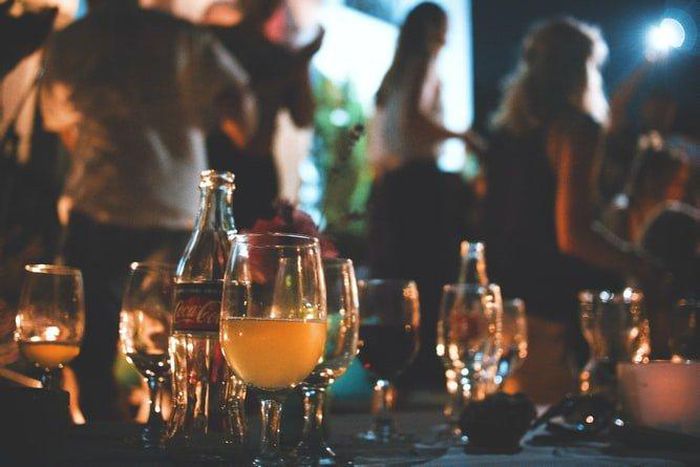 Students throw “COVID-19 parties” to pay whoever gets infected first