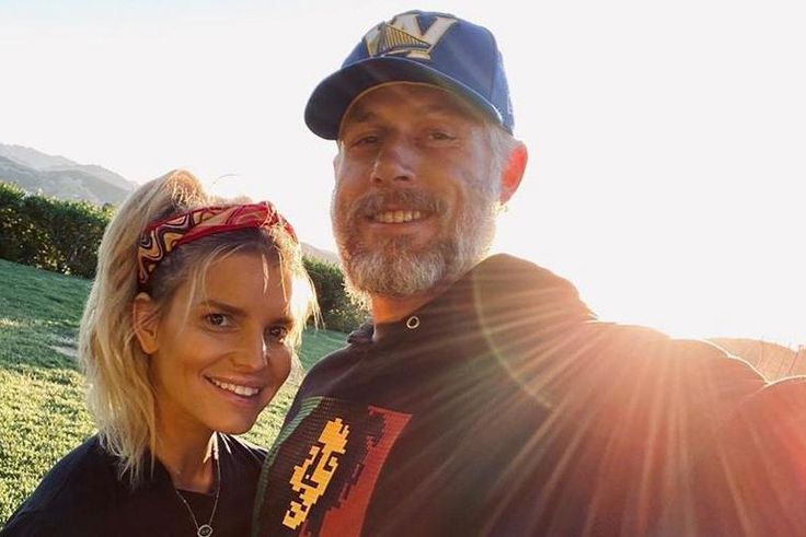 Jessica Simpson Shares No-Makeup Anniversary Photo
