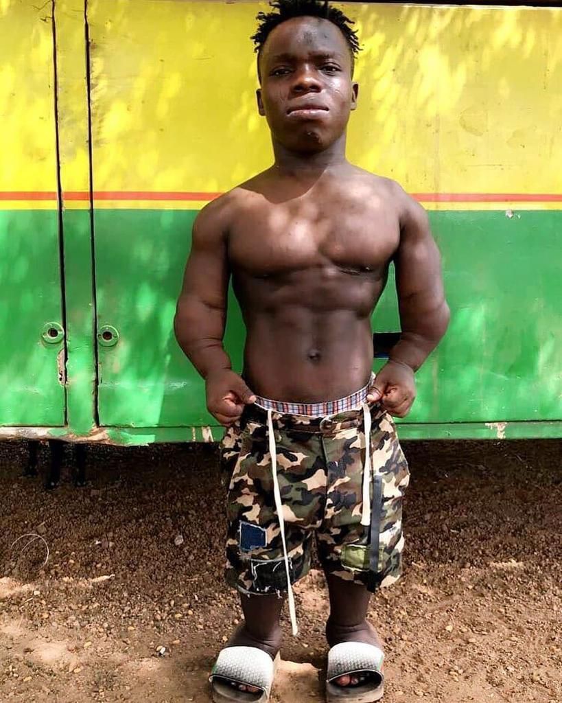Shatta Bandle flaunts six packs