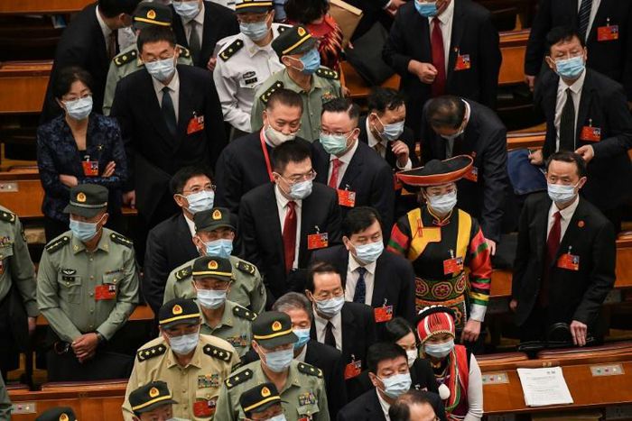 Chinese President Xi Jinping (L) and Premier Li Keqiang (R) arrive for the opening session of the Chinese People's Political Consultative Conference