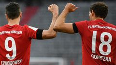Leon Goretzka (R) celebrates scoring the opening goal with Bayern Munich striker Robert Lewandowski.