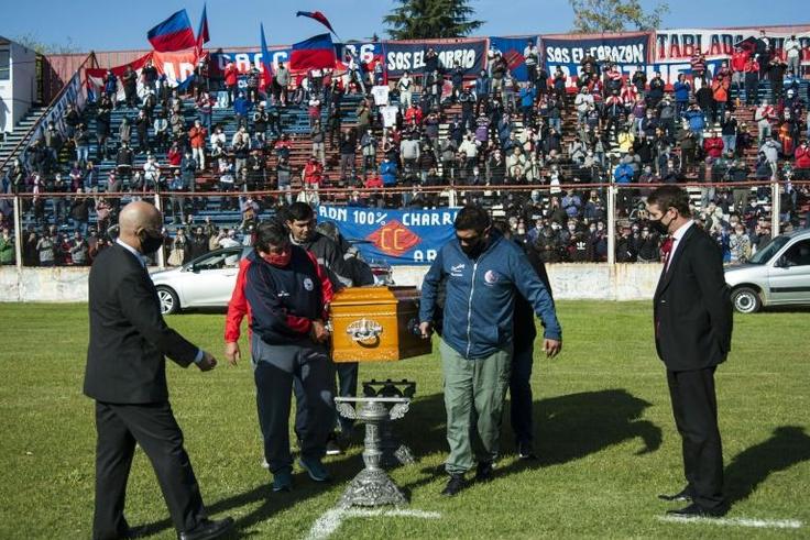 Families and friends of Tomas Carlovich carry his casket during a ceremony in Rosario