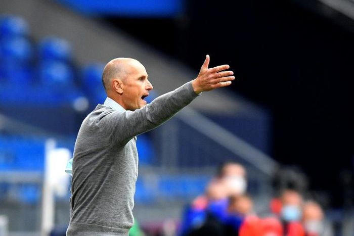 Head coach Heiko Herrlich made his debut on the Augsburg bench as his side romped to a 3-0 win at Schalke 04 on Sunday.