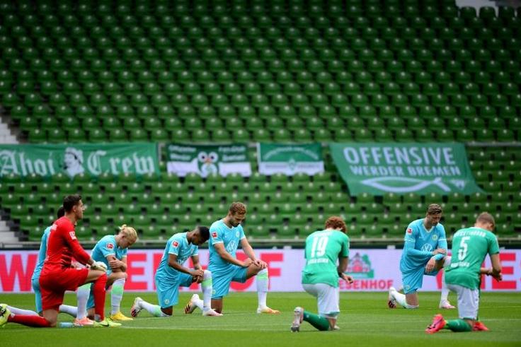 Werder Bremen and Wolfsburg players take a knee in solidarity with protests in the USA over the death of George Floyd