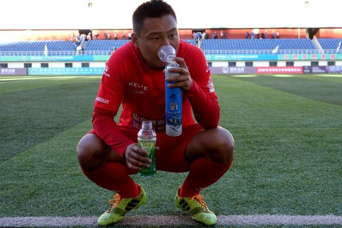 Footballers in Tibet have to use oxygen bottles during games