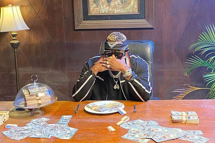Medikal flaunts wads of dollars on social media