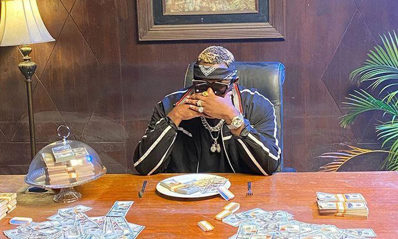 Medikal flaunts wads of dollars on social media