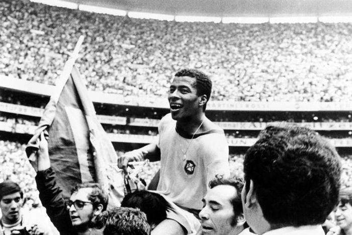 (FILES) Forward Jairzinho is carried by fans after Brazil beat Italy 4-1 in the 1970 World Cup final in Mexico City.