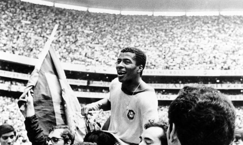 (FILES) Forward Jairzinho is carried by fans after Brazil beat Italy 4-1 in the 1970 World Cup final in Mexico City.