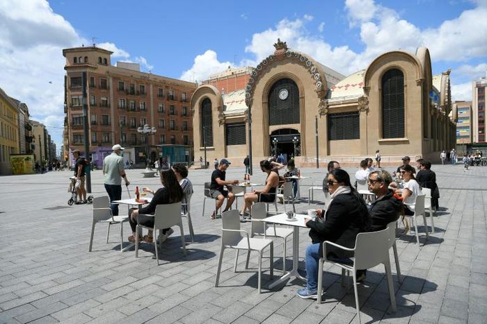 Keen to catch up after two months in lockdown, people ventured out to enjoy the sun at a Tarragona restaurant