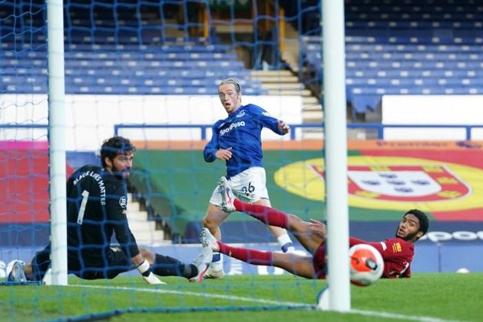 Everton midfielder Tom Davies hits the post