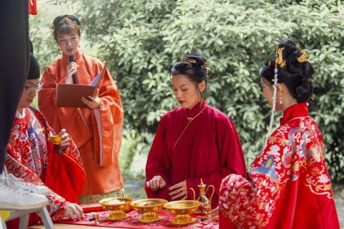 Chinese couple Ma Jialun (L) and Zhang Yitong (R) livestreamed their wedding to more than 100,000 people