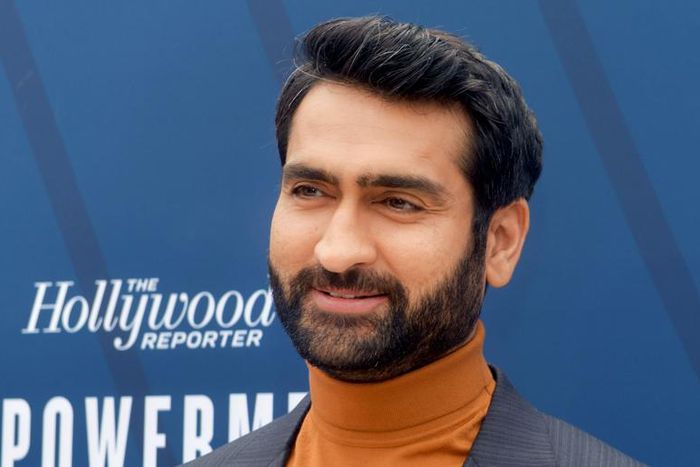 Kumail Nanjiani Held a Plank While Singing