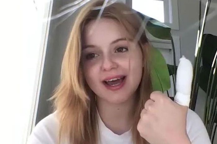 Ariel Winter Sliced Off Part Of Her Thumb