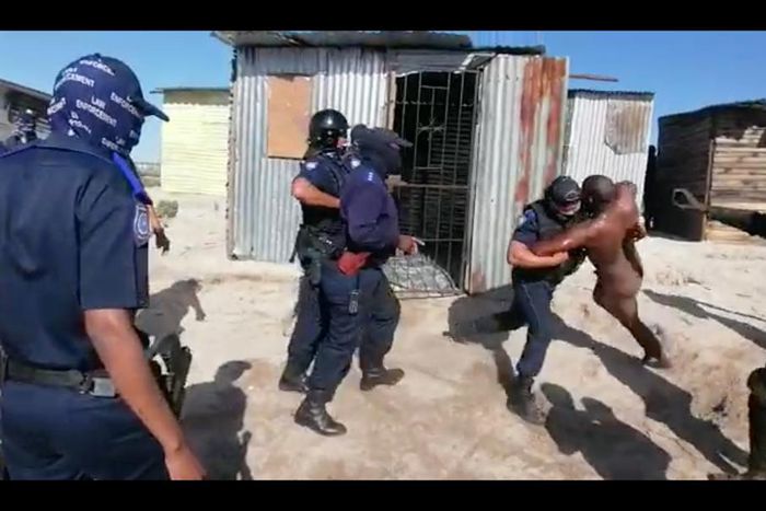 Police officers drag bathing man from his shack to enable them demolish his place of abode (video)