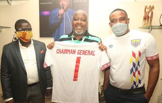 Sefa Kayi in the middle receives a replica jersey