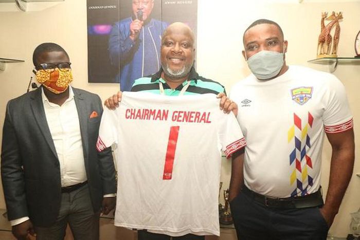 Sefa Kayi in the middle receives a replica jersey