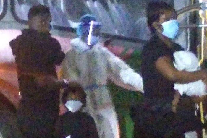 Sarkodie arrive Ghana with his family