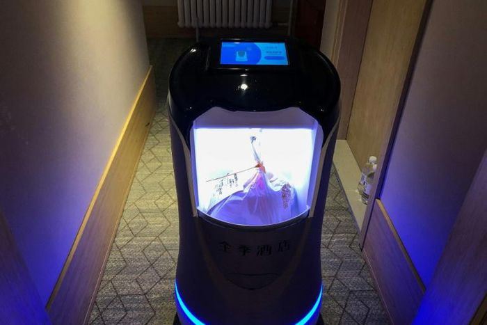 This robot is capable of taking elevators and navigating hallways to deliver food to hotel guests