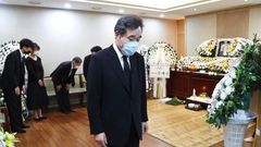 Former prime minister Lee Nak-yon was among attendees at the funeral